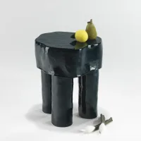 <a href="https://www.galeriegosserez.com/artistes/salomon-celine.html">Céline Salomon</a> - Owen - Table d'appoint 3 pieds